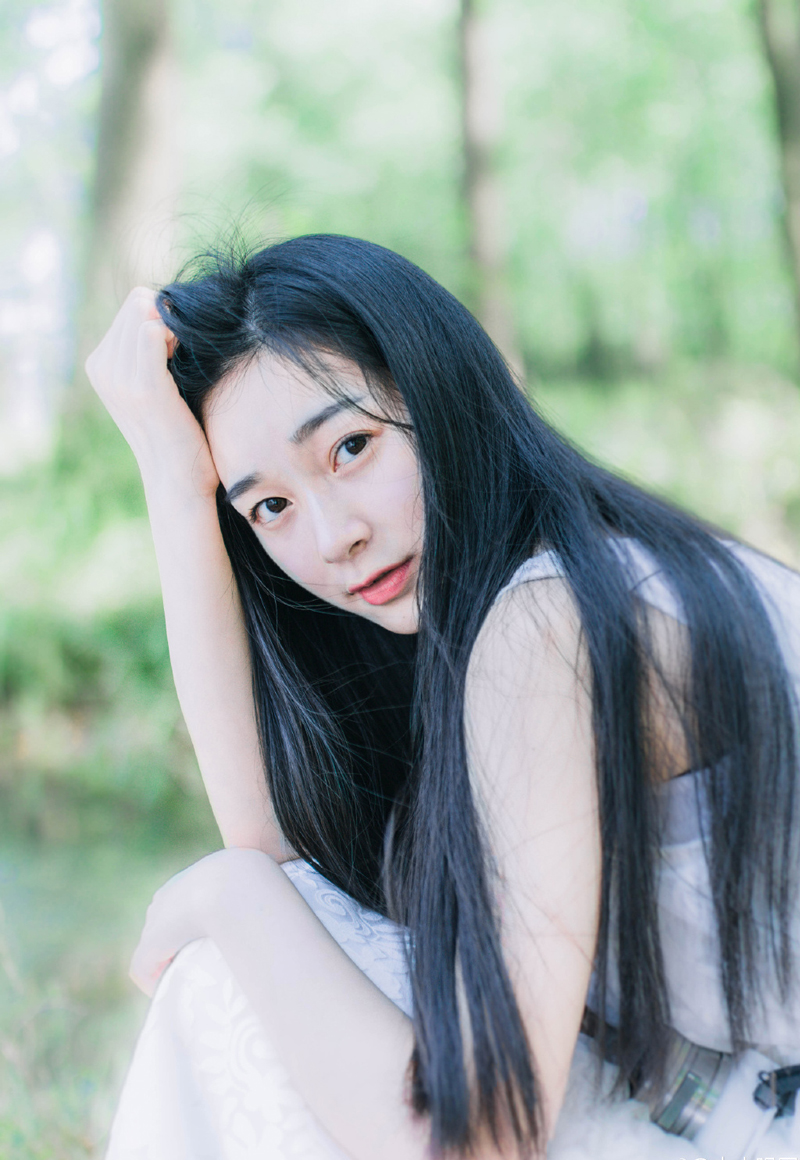 真正的朋友之间就像手和眼睛那样，手受伤了眼睛会流泪，而眼睛流泪了手也会去拭泪。